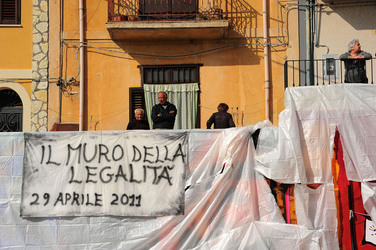 IL MURO DELL ANTIMAFIA e della legalit&agrave; a Partinico in Sicilia. Fotografie di Giulio Azzarello &copy;2014.