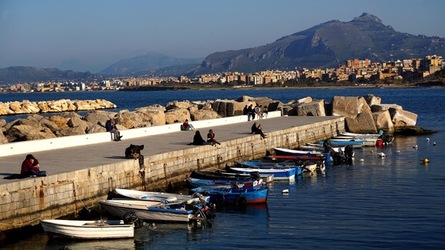 BARCHE. Fotografie di Giulio Azzarello ©2022. BARCHE. Fotografie di Giulio Azzarello ©2022.