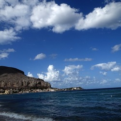 MONDELLO. Fotografe di Giulio Azzarello &copy;2023.
