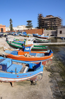 Il PORTO DI FAVIGNANA in Sicilia visioni panoramiche o particolari. Fotografie di Giulio Azzarello &copy;2014.