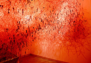 BIENNALE di VENEZIA padiglione giapponese. Foto di Giulio Azzarello &copy;2015 2016. Opera di Chiharu Shiota The KEY in the HAND .