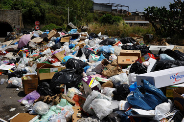 DISCARICA abusiva nei pressi del comune e paese di Monreale in Sicilia. Fotografie di Giulio Azzarello &copy;2014.