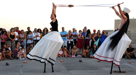TRAMPOLIERI A LINOSA in Sicilia tutti i momenti dello spettacolo. Fotografie di Giulio Azzarello &copy;2014.