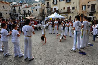 DANZE BRASILIANE E DANZATORI MULTIETNICI a Monreale in Sicilia. Fotografie di Giulio Azzarello &copy;2014.