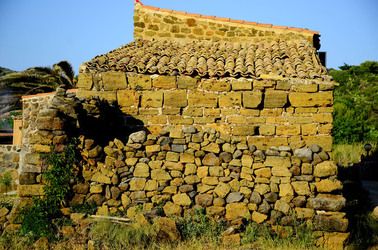 ISOLA DI USTICA pietre. Fotografie di Giulio Azzarello &copy;2016.