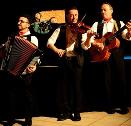 SERENATA fotografie di Giulio Azzarello ©2020. SERENATA fotografie di Giulio Azzarello ©2020.