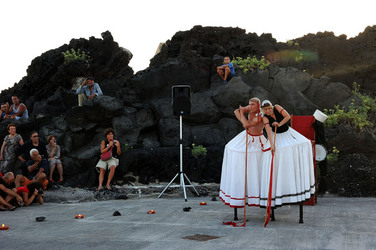 TRAMPOLIERI A LINOSA in Sicilia tutti i momenti dello spettacolo. Fotografie di Giulio Azzarello &copy;2014.