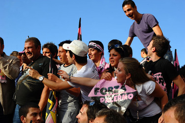 I TIFOSI DEL PALERMO CALCIO in piazza per festeggiare. Fotografie di Giulio Azzarello ©2014. I TIFOSI DEL PALERMO CALCIO in piazza per festeggiare. Fotografie di Giulio Azzarello ©2014.