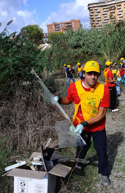 LA BONIFICA delle coste a Palermo una azione simbolica di Lega Ambiente Sicilia. Fotografie di Giulio Azzarello &copy;2014.