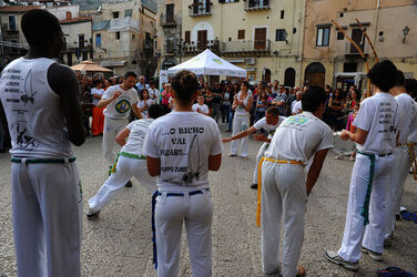 DANZE BRASILIANE E DANZATORI MULTIETNICI a Monreale in Sicilia. Fotografie di Giulio Azzarello &copy;2014.