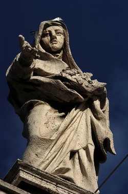 LE SCULTURE DI SAN PIETRO sopra il colonnato a Roma. Fotografie di Giulio Azzarello &copy;2014.