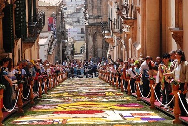 INFIORATA DI NOTO barocca in Sicilia. Fotografie di Giulio Azzarello ©2014. INFIORATA DI NOTO barocca in Sicilia. Fotografie di Giulio Azzarello ©2014.