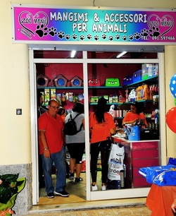 NEGOZIO di ANIMALI. Fotografie di Giulio Azzarello ©2018. NEGOZIO di ANIMALI. Fotografie di Giulio Azzarello ©2018.