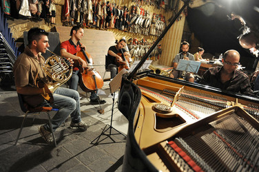 GIACOMO CUTICCHIO e il suo ensemble musicale. Fotografie di Giulio Azzarello &copy;2014.