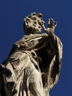 LE SCULTURE DI SAN PIETRO sopra il colonnato a Roma. Fotografie di Giulio Azzarello &copy;2014.