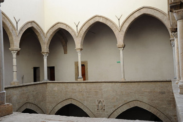 LOGGIATO arabo normanno allo Steri di Palermo. Fotografie di Giulio Azzarello &copy;2014.