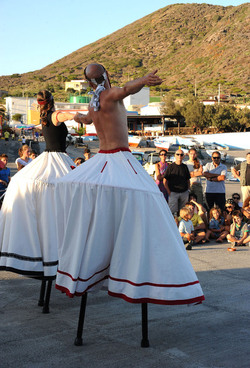 TRAMPOLIERI A LINOSA in Sicilia tutti i momenti dello spettacolo. Fotografie di Giulio Azzarello &copy;2014.