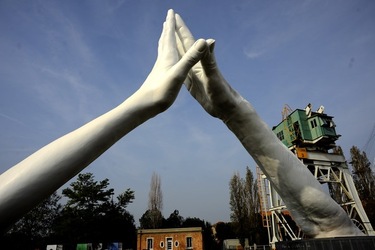 LE MANI DI LORENZO QUENN Biennale di Venezia. Fotografie di Giulio Azzarello &copy;2020.