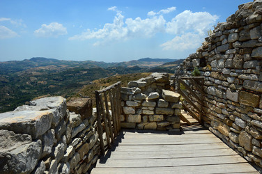 SEGESTA il sito archeologico il teatro greco e l acropoli. Panorami e particolari. Fotografie di Giulio Azzarello &copy;2014.