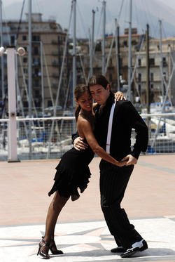 DIEGO CALARCO e il suo tango argentino. Fotografie di Giulio Azzarello ©2014. DIEGO CALARCO e il suo tango argentino. Fotografie di Giulio Azzarello ©2014.