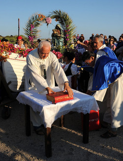 PROCESSIONE RELIGIOSA DEL MARE a Linosa. Fotografie di Giulio Azzarello ©2014. PROCESSIONE RELIGIOSA DEL MARE a Linosa. Fotografie di Giulio Azzarello ©2014.
