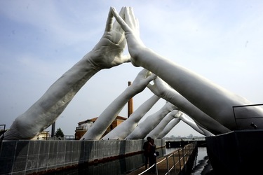 LE MANI DI LORENZO QUENN Biennale di Venezia. Fotografie di Giulio Azzarello &copy;2020.