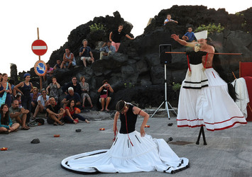 TRAMPOLIERI A LINOSA in Sicilia tutti i momenti dello spettacolo. Fotografie di Giulio Azzarello &copy;2014.