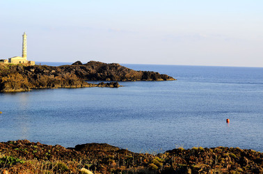 ISOLA DI USTICA la costa. Fotografie di Giulio Azzarello &copy;2016.