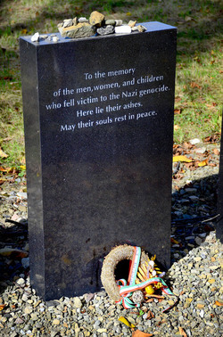 AUSCHHWITZ BIRKENAU le lapidi della memoria. Fotografie di Giulio Azzarello &copy;2016.