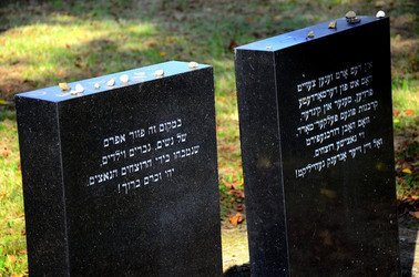 AUSCHHWITZ BIRKENAU le lapidi della memoria. Fotografie di Giulio Azzarello &copy;2016.