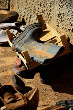 SCARPE di persone povere. Fotografie di Giulio Azzarello &copy;2016.