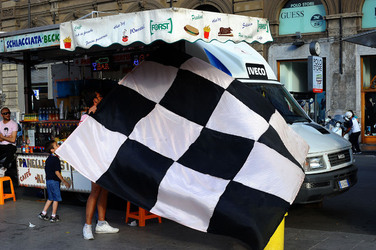 I TIFOSI DEL PALERMO CALCIO in piazza per festeggiare. Fotografie di Giulio Azzarello ©2014. I TIFOSI DEL PALERMO CALCIO in piazza per festeggiare. Fotografie di Giulio Azzarello ©2014.