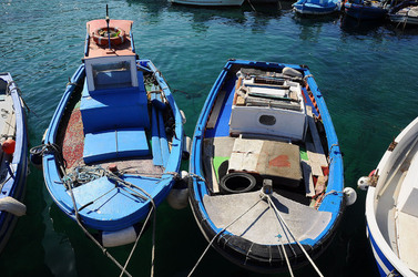 Il PORTO DI FAVIGNANA in Sicilia visioni panoramiche o particolari. Fotografie di Giulio Azzarello &copy;2014.