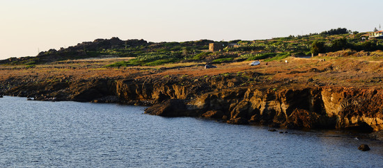 ISOLA DI USTICA la costa. Fotografie di Giulio Azzarello &copy;2016.