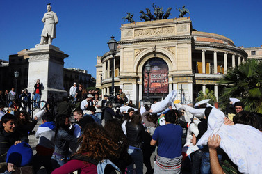LOTTA DI CUSCINI flash mob fotografie di Giulio Azzarello ©2014. LOTTA DI CUSCINI flash mob fotografie di Giulio Azzarello ©2014.