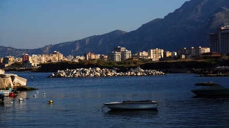 BARCHE. Fotografie di Giulio Azzarello ©2022. BARCHE. Fotografie di Giulio Azzarello ©2022.