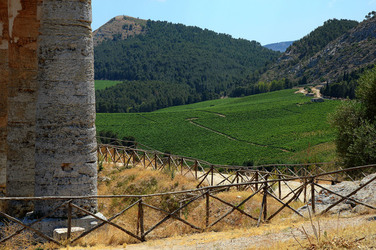 SEGESTA il sito archeologico il teatro greco e l acropoli. Panorami e particolari. Fotografie di Giulio Azzarello &copy;2014.