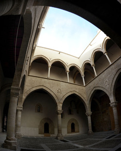 LOGGIATO arabo normanno allo Steri di Palermo. Fotografie di Giulio Azzarello &copy;2014.