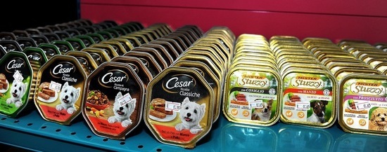 NEGOZIO di ANIMALI. Fotografie di Giulio Azzarello ©2018. NEGOZIO di ANIMALI. Fotografie di Giulio Azzarello ©2018.