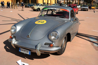 AUTO CLASSICHE ovvero la loro modernit&agrave; in mostra con tanti modelli del passato. Fotografie di Giulio Azzarello &copy;2014.