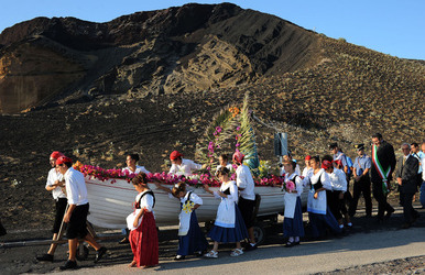 PROCESSIONE RELIGIOSA DEL MARE a Linosa. Fotografie di Giulio Azzarello ©2014. PROCESSIONE RELIGIOSA DEL MARE a Linosa. Fotografie di Giulio Azzarello ©2014.