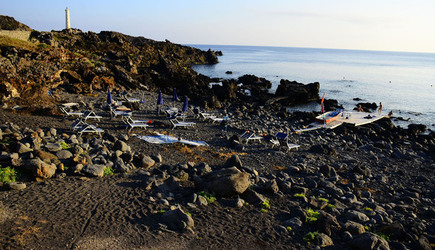 ISOLA DI USTICA la costa. Fotografie di Giulio Azzarello &copy;2016.