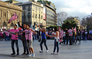 I TIFOSI DEL PALERMO CALCIO in piazza per festeggiare. Fotografie di Giulio Azzarello ©2014. I TIFOSI DEL PALERMO CALCIO in piazza per festeggiare. Fotografie di Giulio Azzarello ©2014.
