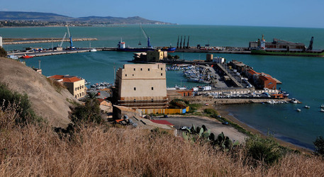 PORTO EMPEDOCLE in Sicilia. Fotografie di Giulio Azzarello &copy;2014.