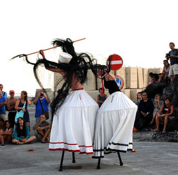 TRAMPOLIERI A LINOSA in Sicilia tutti i momenti dello spettacolo. Fotografie di Giulio Azzarello &copy;2014.