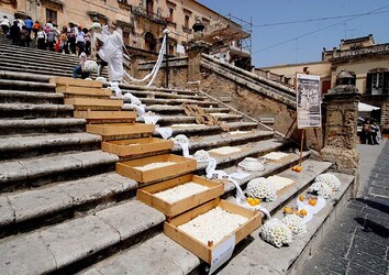 INFIORATA DI NOTO barocca in Sicilia. Fotografie di Giulio Azzarello ©2014. INFIORATA DI NOTO barocca in Sicilia. Fotografie di Giulio Azzarello ©2014.