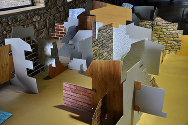 ANNE CLEMENCE de GROLEE e una sua installazione. Fotografie di Giulio Azzarello &copy;2014.