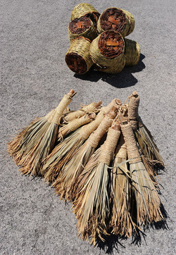 CESTO tipico tradizionale siciliano impagliato. Fotografie di Giulio Azzarello &copy;2014.