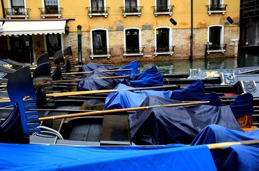 VENEZIA fotografie di Giulio Azzarello &copy;2022.
