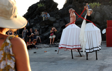 TRAMPOLIERI A LINOSA in Sicilia tutti i momenti dello spettacolo. Fotografie di Giulio Azzarello &copy;2014.